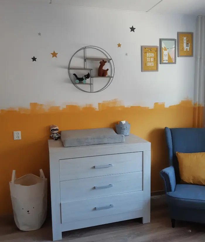 Okergele babykamer met sterren muurdecoraties